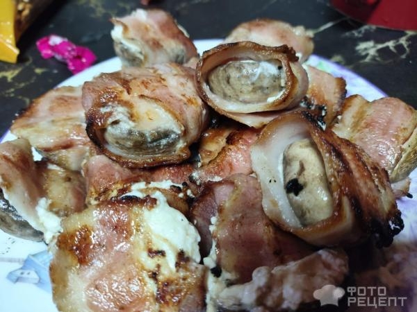 Рецепт: Шампиньоны с творожным сыром в беконе на мангале - Сочные