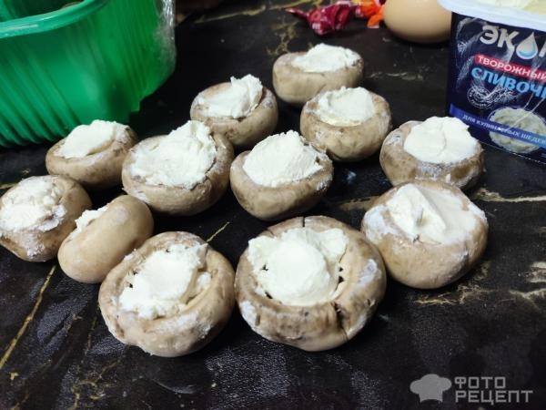 Рецепт: Шампиньоны с творожным сыром в беконе на мангале - Сочные