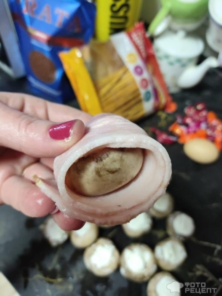 Рецепт: Шампиньоны с творожным сыром в беконе на мангале - Сочные