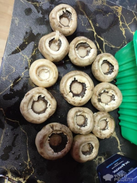 Рецепт: Шампиньоны с творожным сыром в беконе на мангале - Сочные