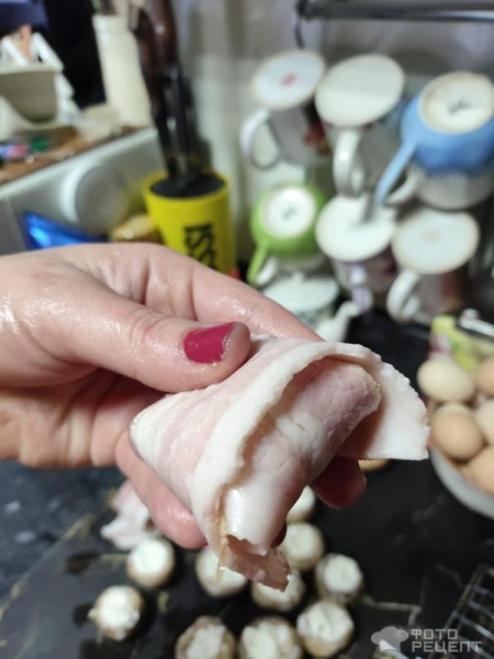 Рецепт: Шампиньоны с творожным сыром в беконе на мангале - Сочные