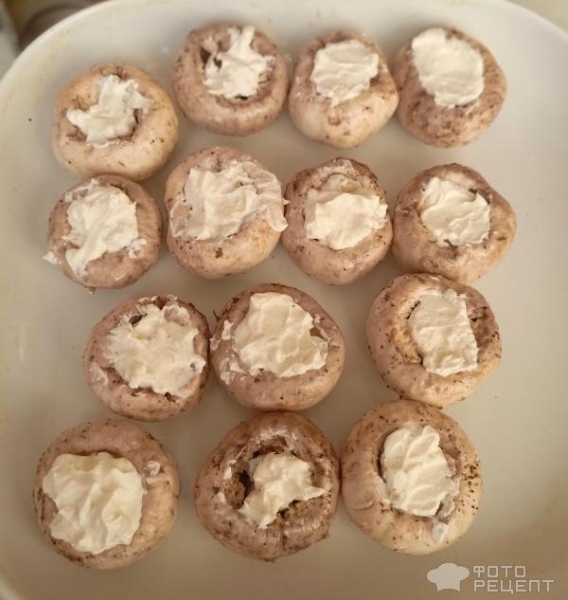 Рецепт: Шампиньоны с творожным сыром, запеченные в беконе - в духовке