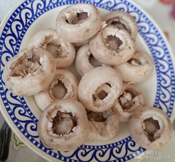 Рецепт: Шампиньоны с творожным сыром, запеченные в беконе - в духовке