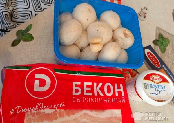 Рецепт: Шампиньоны с творожным сыром, запеченные в беконе - в духовке