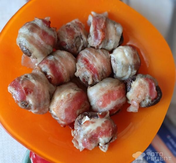 Рецепт: Шампиньоны с творожным сыром, запеченные в беконе - в духовке