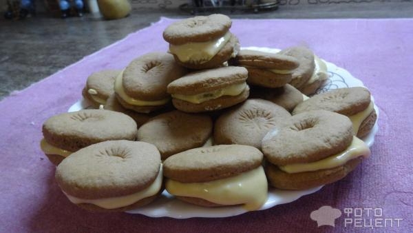 Рецепт: Шоколадное печенье с кремовой прослойкой - Быстро , не дорого и много.