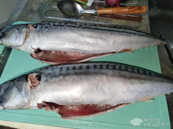 Рецепт: Скумбрия на мангале - С чесноком в маринаде. Вкуснейшая рыба!