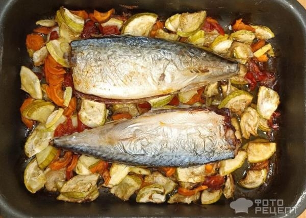 Рецепт: Скумбрия, запеченная на овощной подушке - Удобный вариант рыбки с имеющимися овощами Рецепт: Скумбрия, запеченная на овощной подушке - Удобный вариант рыбки с имеющимися овощами