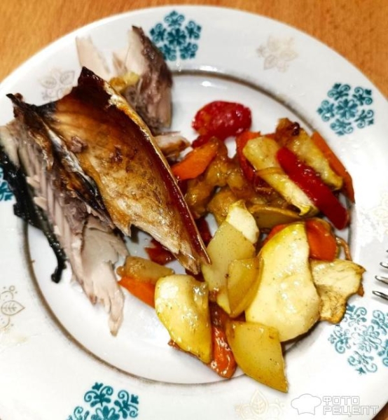 Рецепт: Скумбрия, запеченная на овощной подушке - Удобный вариант рыбки с имеющимися овощами Рецепт: Скумбрия, запеченная на овощной подушке - Удобный вариант рыбки с имеющимися овощами