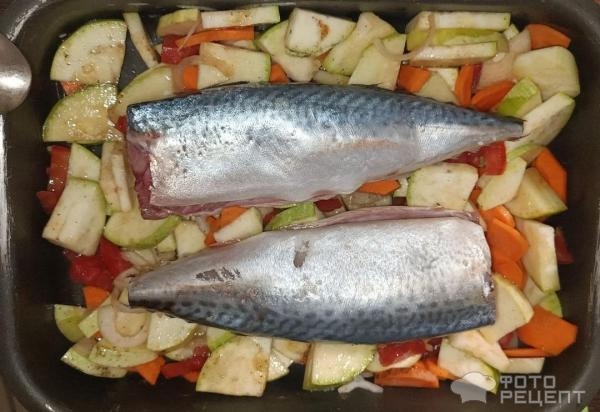 Рецепт: Скумбрия, запеченная на овощной подушке - Удобный вариант рыбки с имеющимися овощами Рецепт: Скумбрия, запеченная на овощной подушке - Удобный вариант рыбки с имеющимися овощами