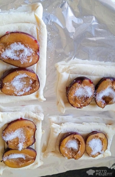 Рецепт: Слойки со сливами - в духовке, простой рецепт