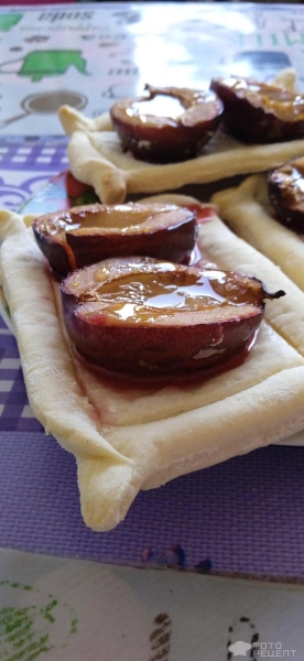 Рецепт: Слойки со сливами - в духовке, простой рецепт