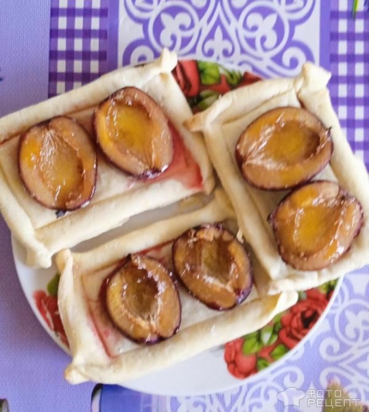 Рецепт: Слойки со сливами - в духовке, простой рецепт