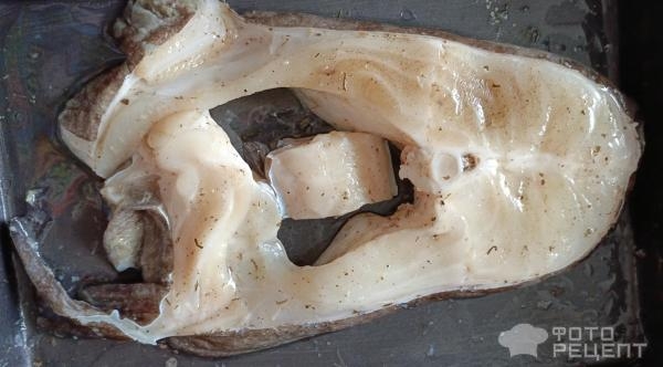 Рецепт: Стейки зубатки запеченые в духовке - с луком и сметаной Рецепт: Стейки зубатки запеченые в духовке - с луком и сметаной