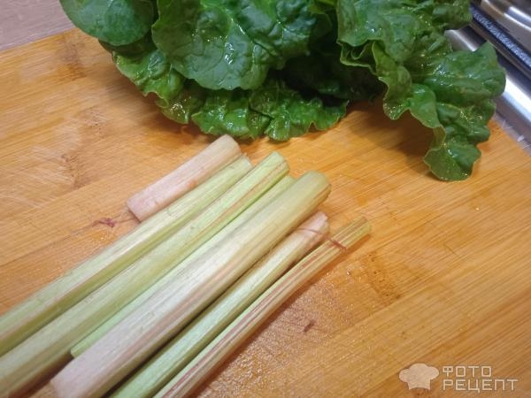 Рецепт: Суп летний из ревеня - и стебли и листья