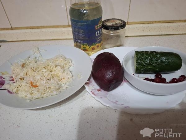 Рецепт: Свекольно-капустный салат - С огурцом и клюквой.