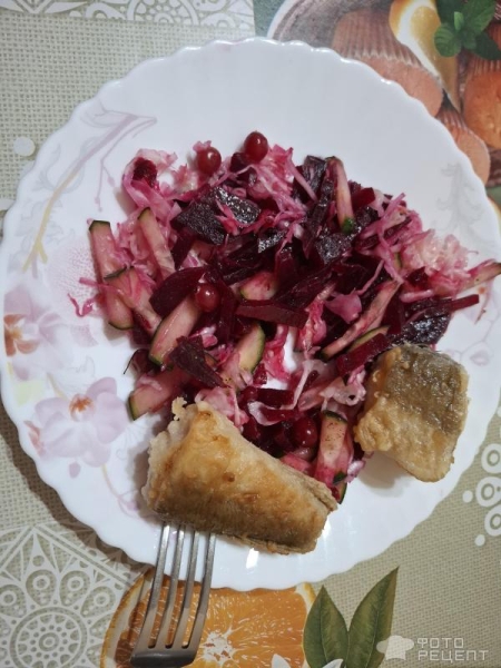 Рецепт: Свекольно-капустный салат - С огурцом и клюквой.