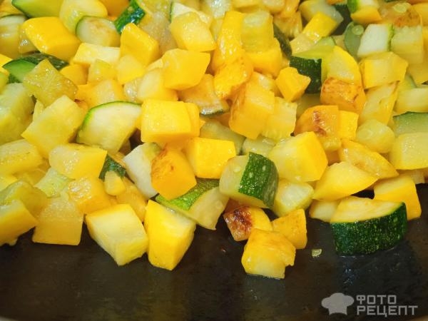 Рецепт: Теплый салат из кабачков со свежими томатами и сыром - быстрый летний салат с обжаренными кабачками