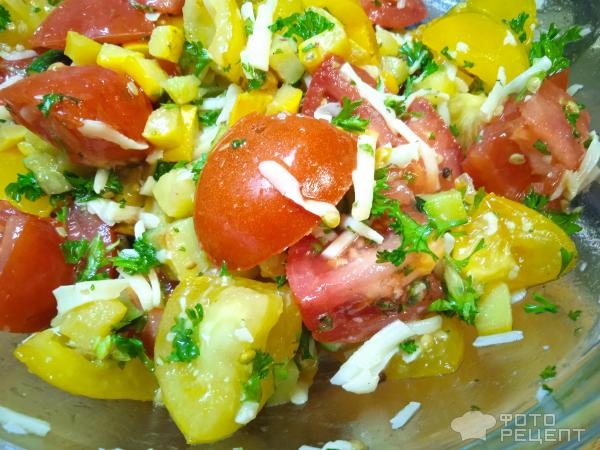 Рецепт: Теплый салат из кабачков со свежими томатами и сыром - быстрый летний салат с обжаренными кабачками