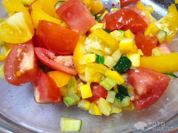 Рецепт: Теплый салат из кабачков со свежими томатами и сыром - быстрый летний салат с обжаренными кабачками