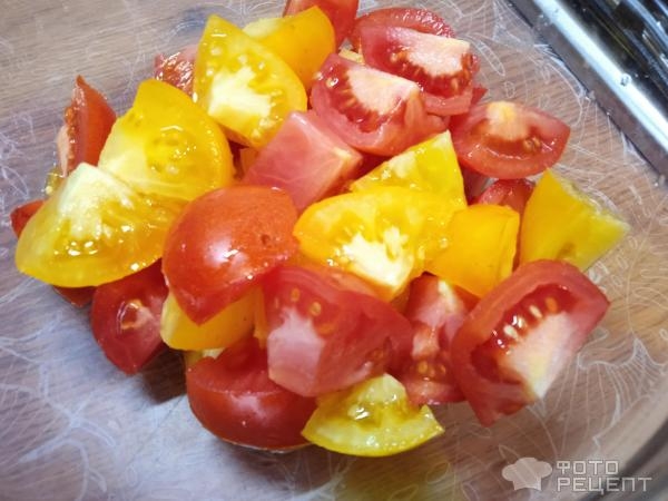 Рецепт: Теплый салат из кабачков со свежими томатами и сыром - быстрый летний салат с обжаренными кабачками