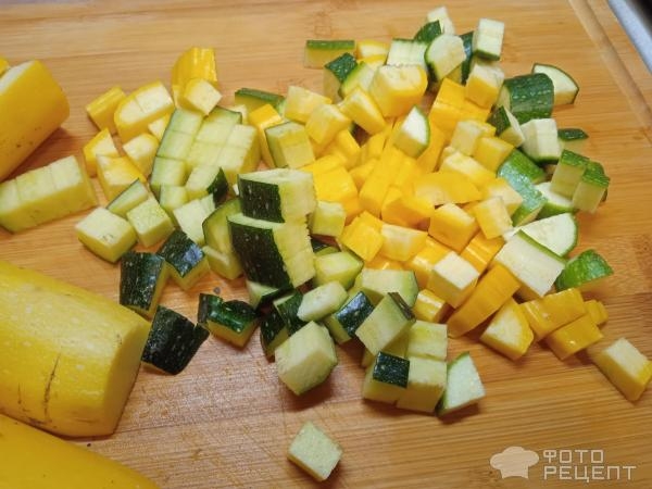 Рецепт: Теплый салат из кабачков со свежими томатами и сыром - быстрый летний салат с обжаренными кабачками