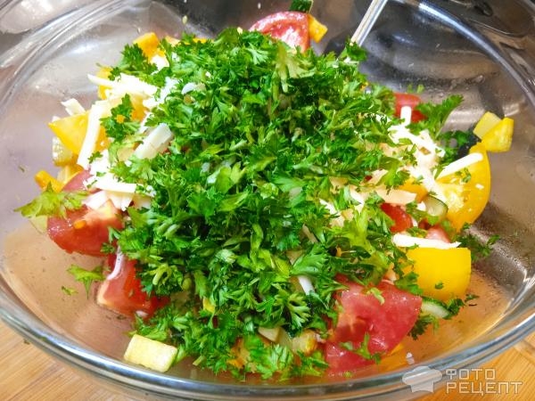 Рецепт: Теплый салат из кабачков со свежими томатами и сыром - быстрый летний салат с обжаренными кабачками