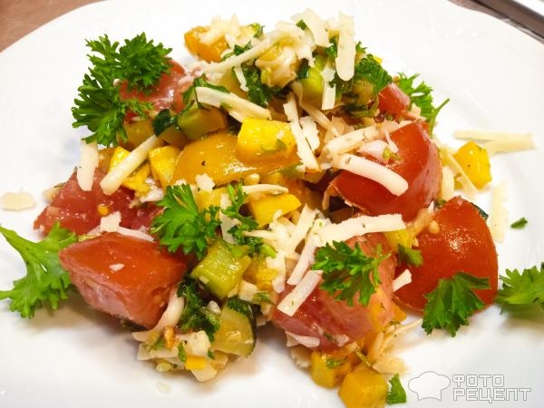 Рецепт: Теплый салат из кабачков со свежими томатами и сыром - быстрый летний салат с обжаренными кабачками