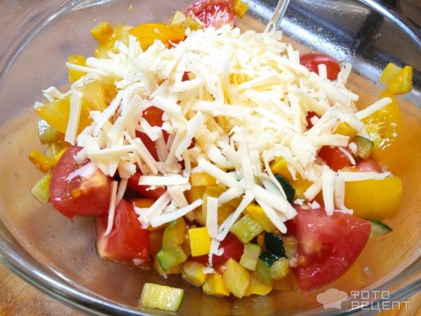 Рецепт: Теплый салат из кабачков со свежими томатами и сыром - быстрый летний салат с обжаренными кабачками