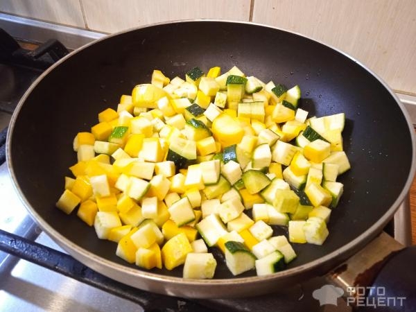 Рецепт: Теплый салат из кабачков со свежими томатами и сыром - быстрый летний салат с обжаренными кабачками