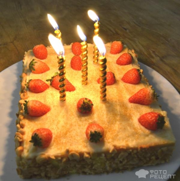 Рецепт: Торт "Счастье" - Слоеный с клубникой, орехами и заварным кремом Рецепт: Торт "Счастье" - Слоеный с клубникой, орехами и заварным кремом