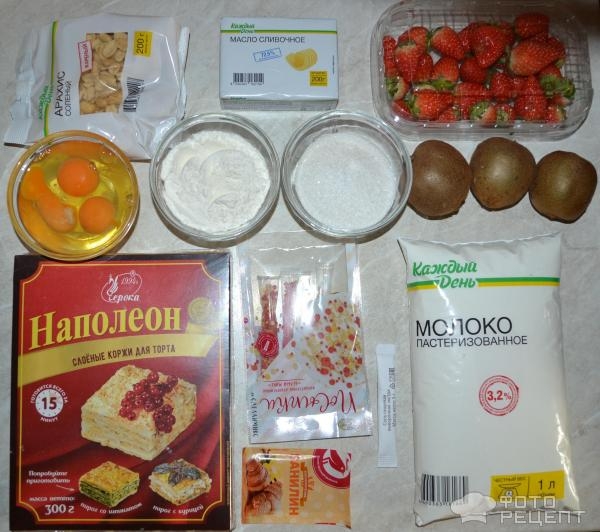 Рецепт: Торт "Счастье" - Слоеный с клубникой, орехами и заварным кремом Рецепт: Торт "Счастье" - Слоеный с клубникой, орехами и заварным кремом