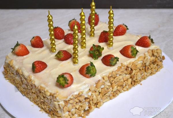 Рецепт: Торт "Счастье" - Слоеный с клубникой, орехами и заварным кремом Рецепт: Торт "Счастье" - Слоеный с клубникой, орехами и заварным кремом