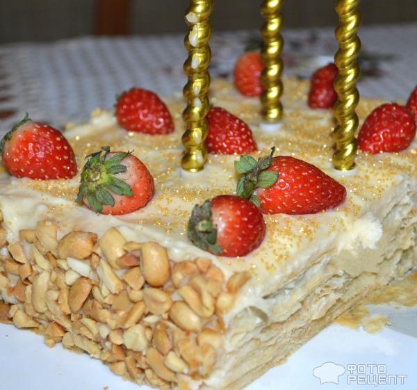 Рецепт: Торт "Счастье" - Слоеный с клубникой, орехами и заварным кремом Рецепт: Торт "Счастье" - Слоеный с клубникой, орехами и заварным кремом