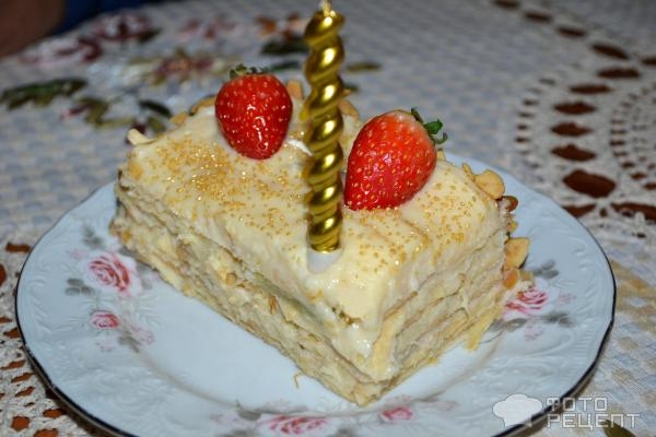 Рецепт: Торт "Счастье" - Слоеный с клубникой, орехами и заварным кремом Рецепт: Торт "Счастье" - Слоеный с клубникой, орехами и заварным кремом