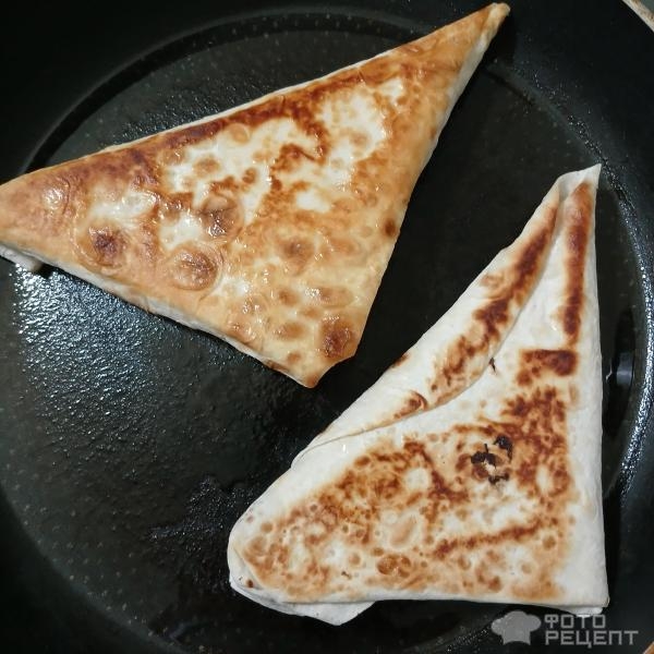 Рецепт: Треугольники из лаваша - Рецепт быстрых и лёгких закусочных пирожков из тонкого армянского лаваша. С соленым творогом и помидорами. Рецепт: Треугольники из лаваша - Рецепт быстрых и лёгких закусочных пирожков из тонкого армянского лаваша. С соленым творогом и помидорами.