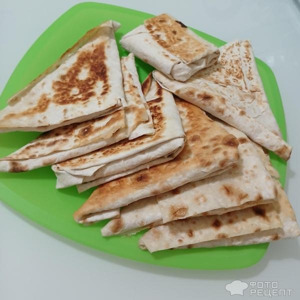 Рецепт: Треугольники из лаваша - Рецепт быстрых и лёгких закусочных пирожков из тонкого армянского лаваша. С соленым творогом и помидорами. Рецепт: Треугольники из лаваша - Рецепт быстрых и лёгких закусочных пирожков из тонкого армянского лаваша. С соленым творогом и помидорами.