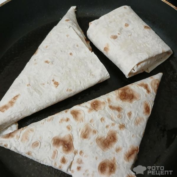 Рецепт: Треугольники из лаваша - Рецепт быстрых и лёгких закусочных пирожков из тонкого армянского лаваша. С соленым творогом и помидорами. Рецепт: Треугольники из лаваша - Рецепт быстрых и лёгких закусочных пирожков из тонкого армянского лаваша. С соленым творогом и помидорами.