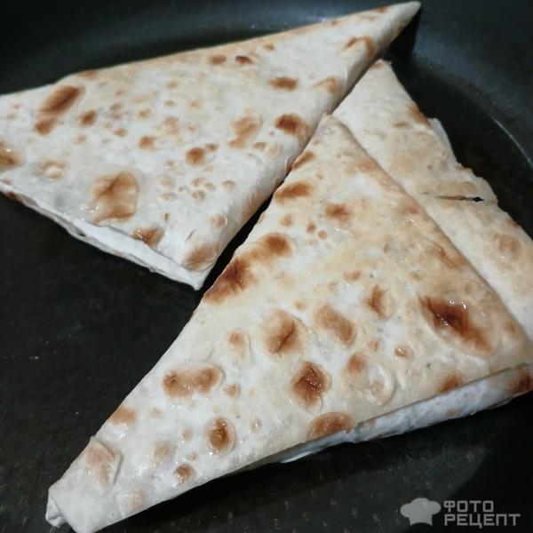 Рецепт: Треугольники из лаваша - Рецепт быстрых и лёгких закусочных пирожков из тонкого армянского лаваша. С соленым творогом и помидорами. Рецепт: Треугольники из лаваша - Рецепт быстрых и лёгких закусочных пирожков из тонкого армянского лаваша. С соленым творогом и помидорами.