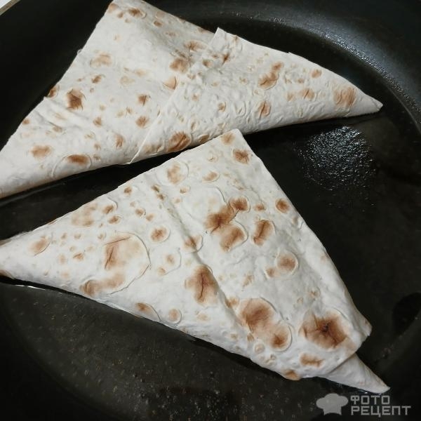 Рецепт: Треугольники из лаваша - Рецепт быстрых и лёгких закусочных пирожков из тонкого армянского лаваша. С соленым творогом и помидорами. Рецепт: Треугольники из лаваша - Рецепт быстрых и лёгких закусочных пирожков из тонкого армянского лаваша. С соленым творогом и помидорами.