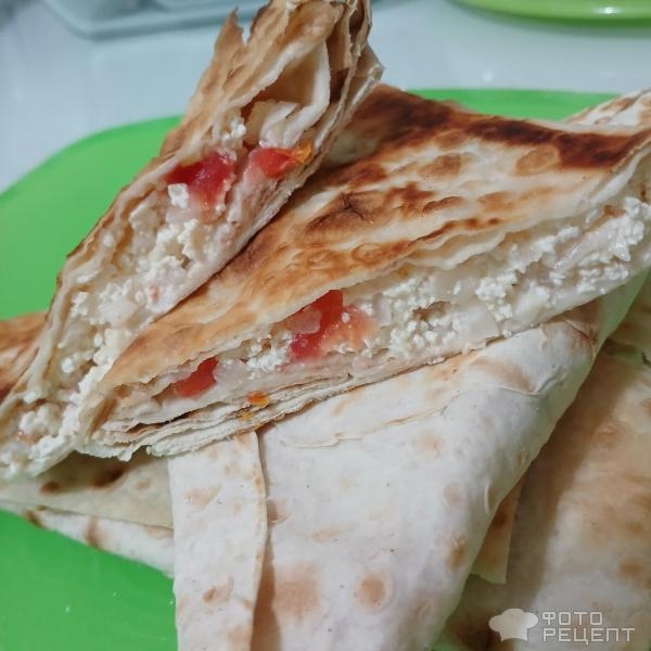 Рецепт: Треугольники из лаваша - Рецепт быстрых и лёгких закусочных пирожков из тонкого армянского лаваша. С соленым творогом и помидорами. Рецепт: Треугольники из лаваша - Рецепт быстрых и лёгких закусочных пирожков из тонкого армянского лаваша. С соленым творогом и помидорами.