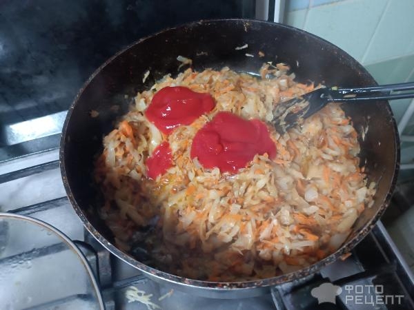 Рецепт: Тушеная капуста - С луком, морковью и томатным соусом