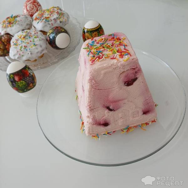 Рецепт: Творожная пасха "Розовая" с вишней из топленого творога - Главное украшение пасхального стола! Яркая творожно-ягодная пасха, рецепт для пасочницы и без.