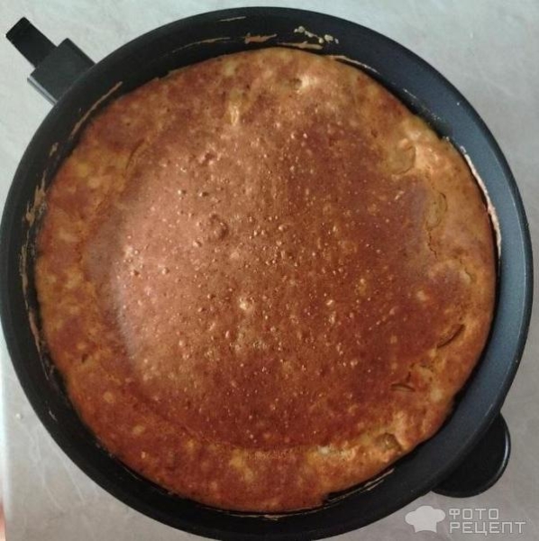 Рецепт: Творожная шарлотка с яблоками - С гранатовым соусом и корицей Рецепт: Творожная шарлотка с яблоками - С гранатовым соусом и корицей