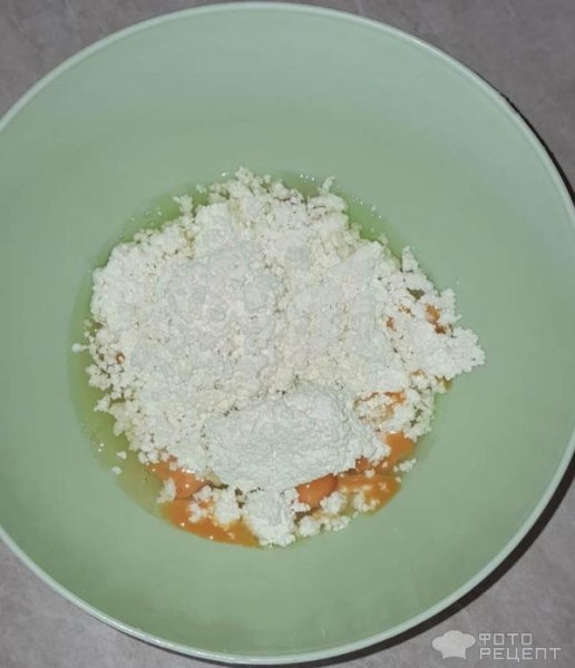 Рецепт: Творожная шарлотка с яблоками - С гранатовым соусом и корицей Рецепт: Творожная шарлотка с яблоками - С гранатовым соусом и корицей