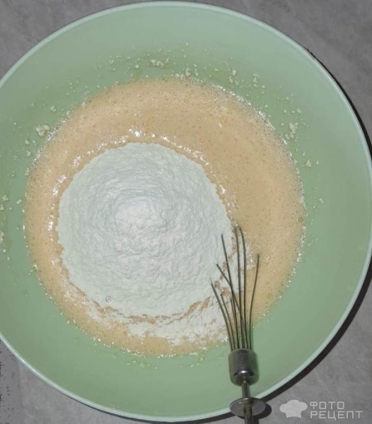 Рецепт: Творожная шарлотка с яблоками - С гранатовым соусом и корицей Рецепт: Творожная шарлотка с яблоками - С гранатовым соусом и корицей