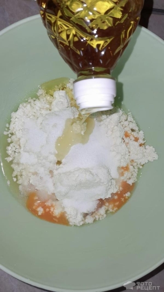 Рецепт: Творожная шарлотка с яблоками - С гранатовым соусом и корицей Рецепт: Творожная шарлотка с яблоками - С гранатовым соусом и корицей