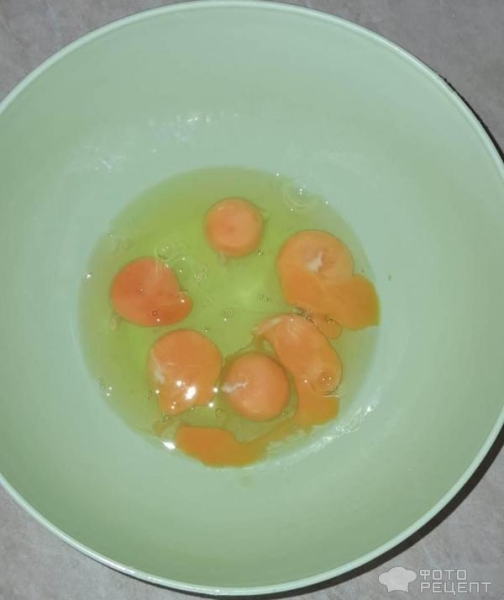 Рецепт: Творожная шарлотка с яблоками - С гранатовым соусом и корицей Рецепт: Творожная шарлотка с яблоками - С гранатовым соусом и корицей