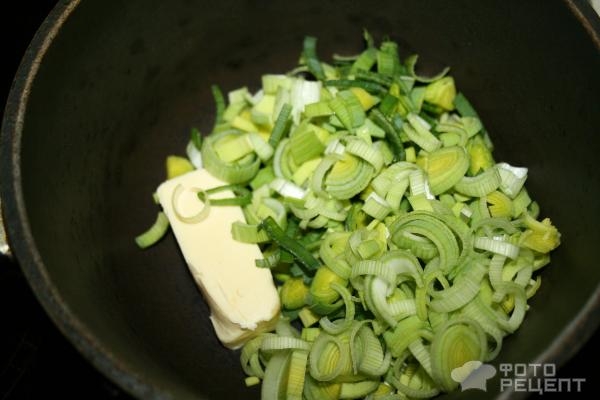 Рецепт: Закрытая пицца кальцоне - с луком пореем и курицей