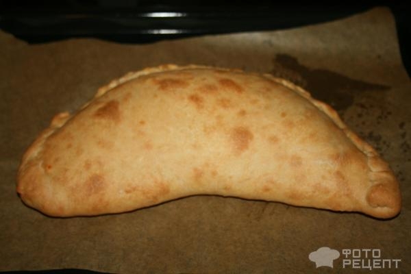 Рецепт: Закрытая пицца кальцоне - с луком пореем и курицей